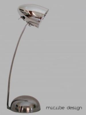 Lucciola, lampada creata con oggetti di recupero